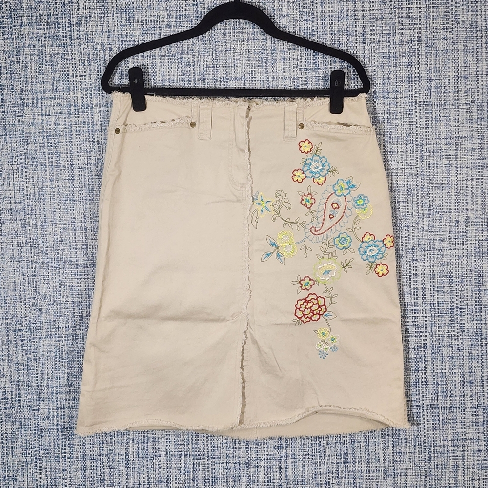 Jones Wear Jeans Cream Skirt with Floral Embroidery 10